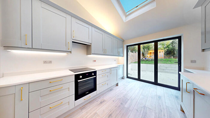 2 Bedroom Flat To Rent In Bevington Road, Beckenham, BR3