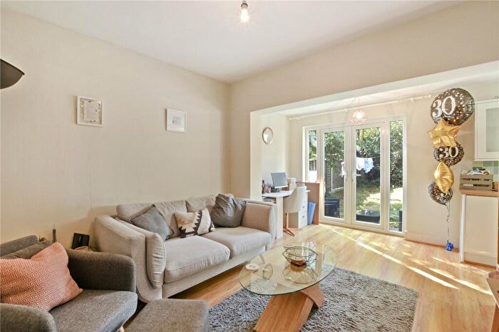 2 Bedroom Flat To Rent In Elmcroft Avenue, Wanstead, London, E11