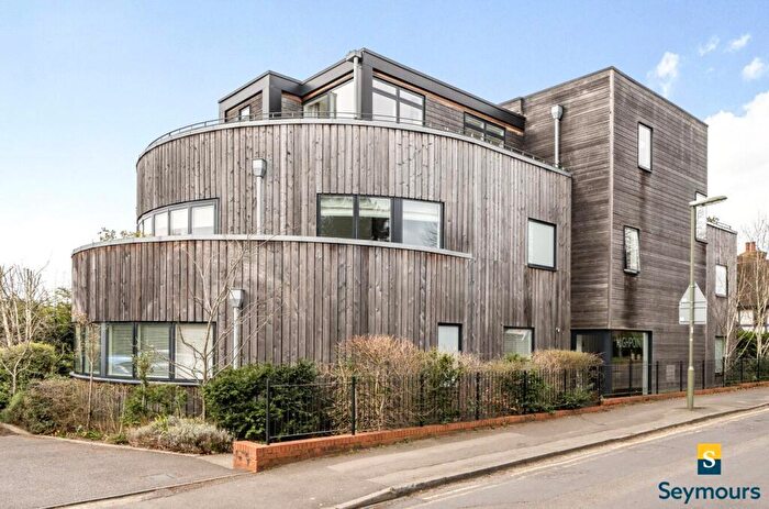 2 Bedroom Flat For Sale In Nightingale Road, Guildford, Surrey, GU1