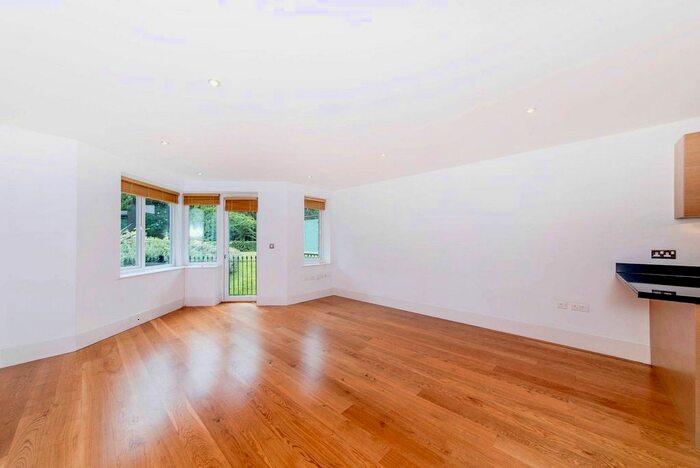 2 Bedroom Flat To Rent In Strand Drive, Kew, Richmond, TW9