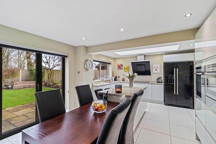 4 Bedroom Detached House For Sale In Crofton Close, Appleton Thorn, WA4 - Photo 3