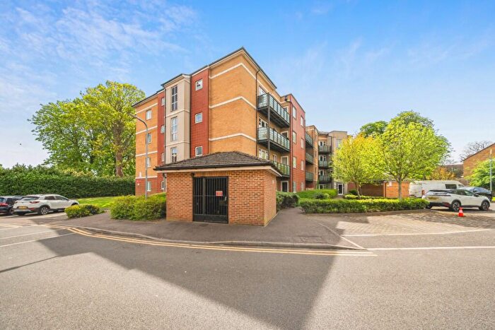 2 Bedroom Flat To Rent In The Parklands, Dunstable, Bedfordshire, LU5