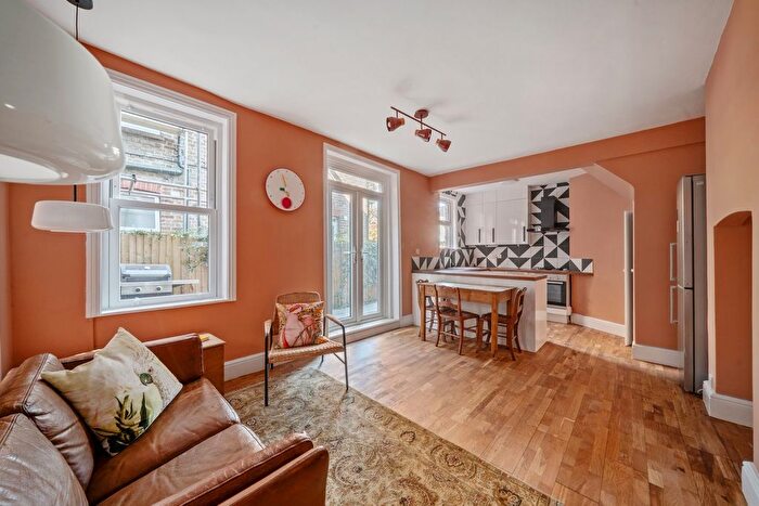 2 Bedroom Maisonette For Sale In Emlyn Road, Wendell Park, Shepherds Bush, W12