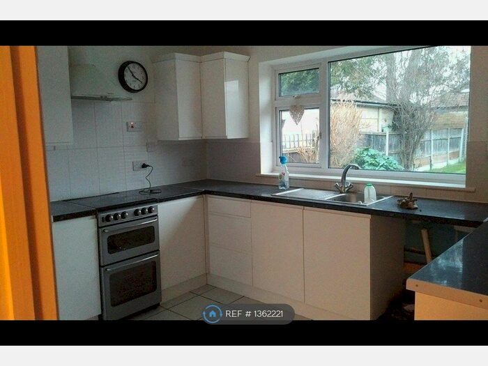 2 Bedroom Bungalow To Rent In Southend Road, Wickford, SS11