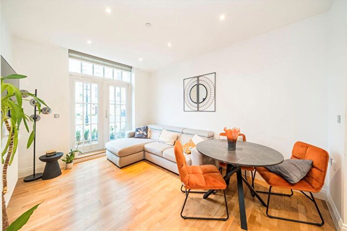 2 Bedroom Flat To Rent In Royal Drive, London, N11