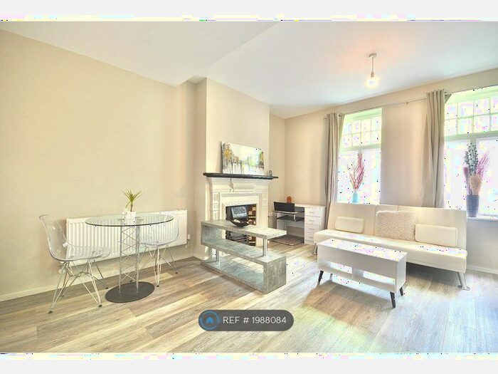 3 Bedroom Flat To Rent In Sutton High Street, Sutton, SM1