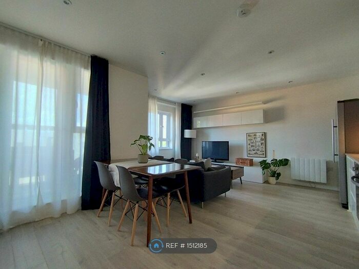 2 Bedroom Flat To Rent In Grove House, Isleworth, TW7