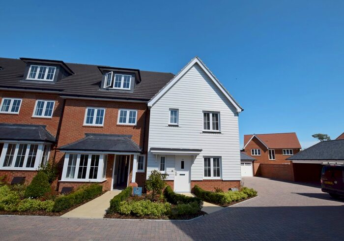 3 Bedroom End Of Terrace House To Rent In Lakeland Avenue, Bersted Park, Bersted, PO21