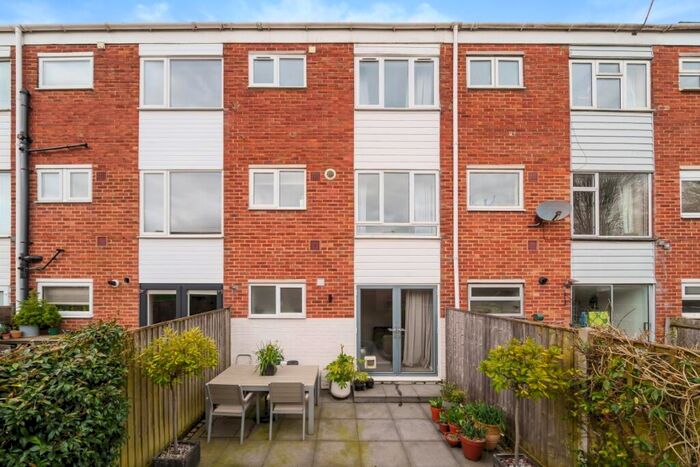 3 Bedroom Terraced House To Rent In Langton Close Winchester, SO22