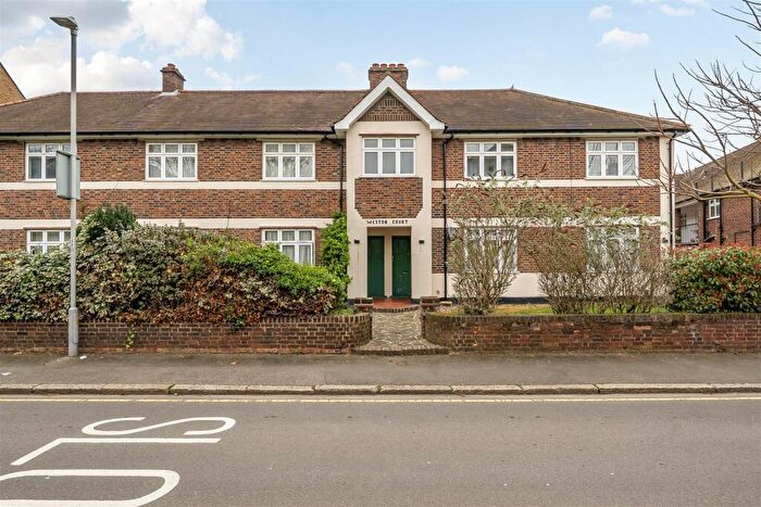 2 Bedroom Apartment For Sale In Grove Crescent, Kingston Upon Thames, KT1
