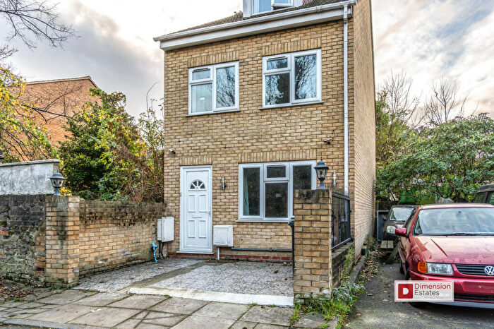3 Bedroom Detached House To Rent In Nile Close, Rectory Road, Stoke Newington, London, N16