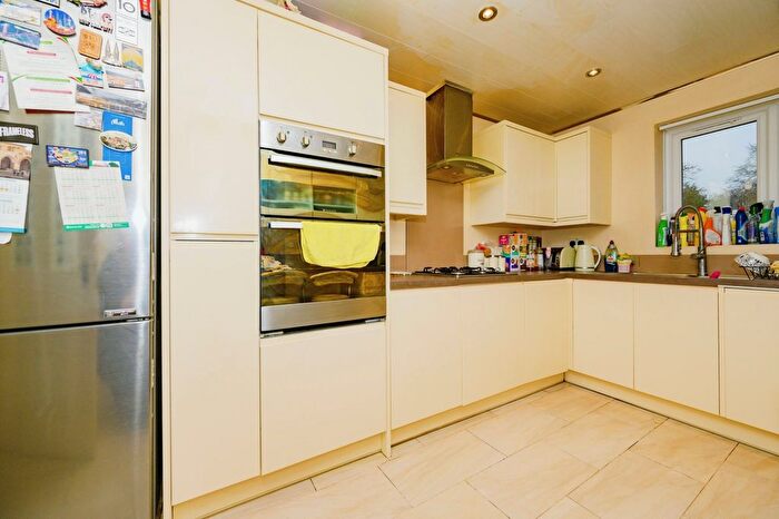 5 Bedroom Detached House For Sale In Greenside Park, Luton, Bedfordshire, LU2