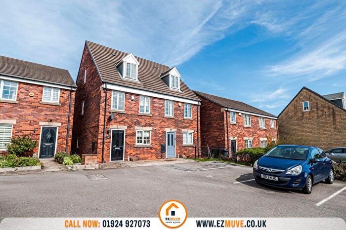 3 Bedroom Semi-Detached House For Sale In Newhall Park Drive, Bradford, BD5