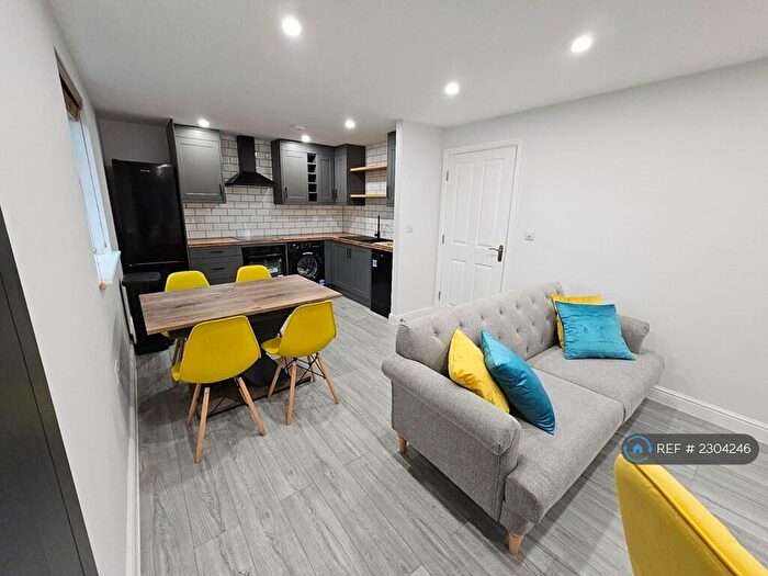 2 Bedroom Flat To Rent In Burnage Lane, Manchester, M19