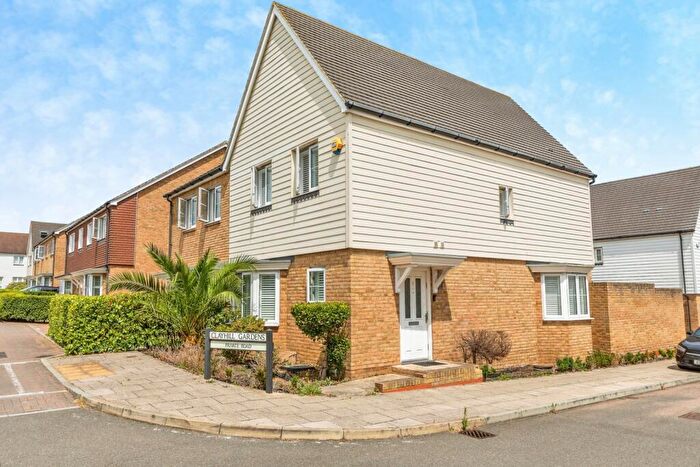 3 Bedroom Semi Detached House For Sale In Paddock Drive, Rochester, Kent, ME3