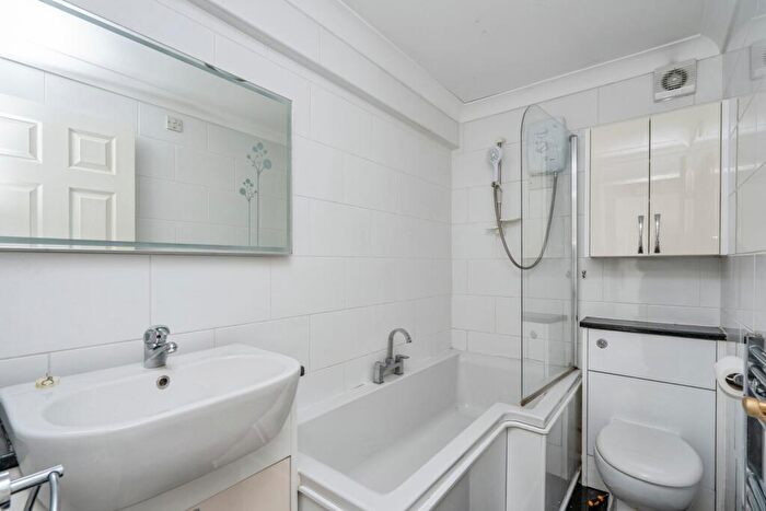 1 Bedroom Flat For Sale In Crombie Close, Waterlooville, Hampshire, PO8
