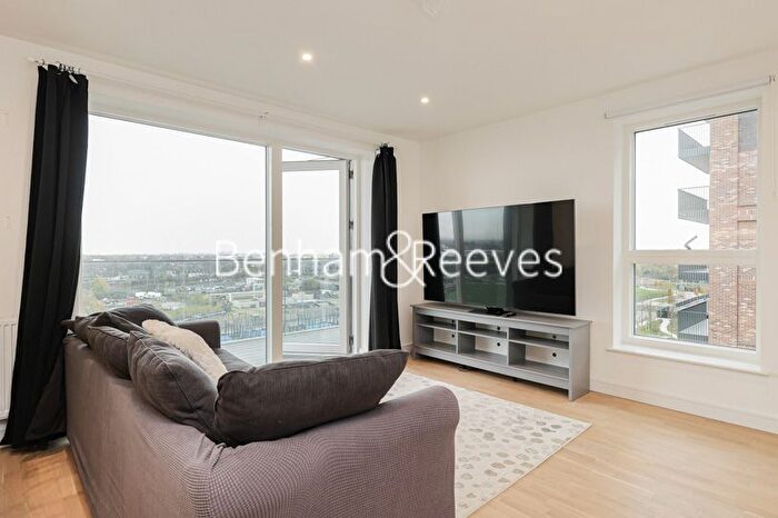 2 Bedroom Flat To Rent In Cedrus Avenue, Southall, UB1