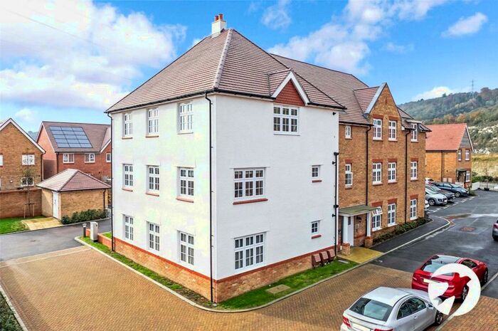 2 Bedroom Flat To Rent In Clay Placesaz, Halling, Rochester, Kent, ME2