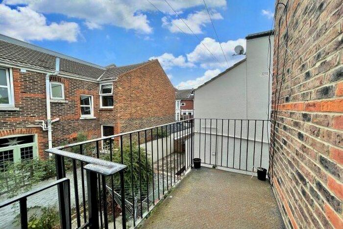 4 Bedroom Flat To Rent In Waverley Road, Southsea, PO5