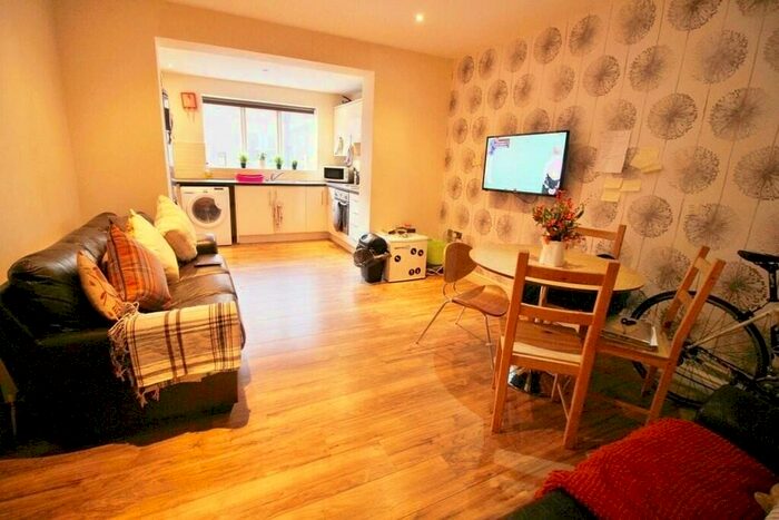 6 Bedroom Semi-Detached House To Rent In Headingley Mount, Leeds, LS6