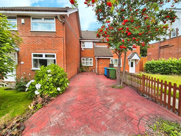 2 Bedroom Town House For Sale In Magpie Lane, Lees, Oldham, OL4