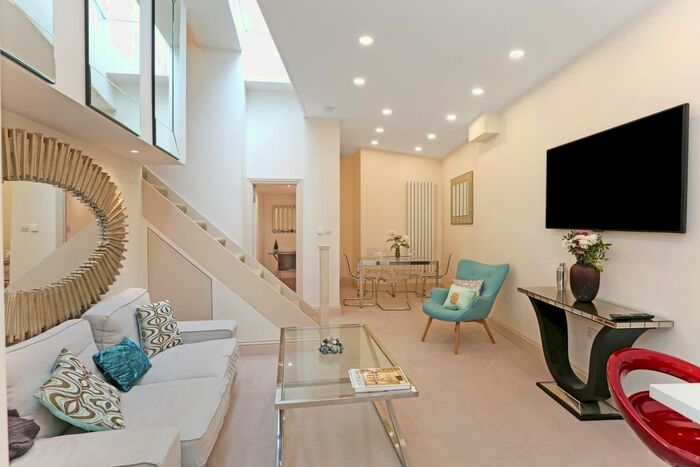 3 Bedroom Flat To Rent In Blenheim Crescent, London, W11