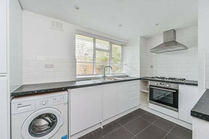 3 Bedroom Flat To Rent In Burnbury Road, Balham, London, SW12