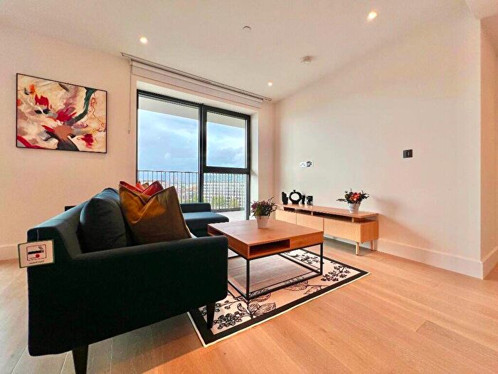 2 Bedroom Flat To Rent In Cascade Way, London, W12