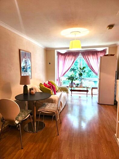 1 Bedroom Flat To Rent In Winchester Close, Enfield, EN1