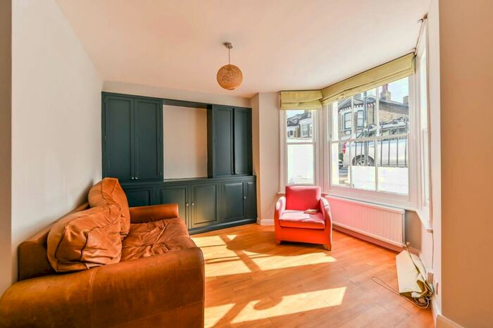 1 Bedroom Flat To Rent In Mallinson Road, Between The Commons, London, SW11