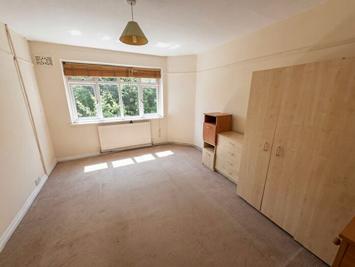 2 Bedroom Flat To Rent In Grosvenor Road, London, N3