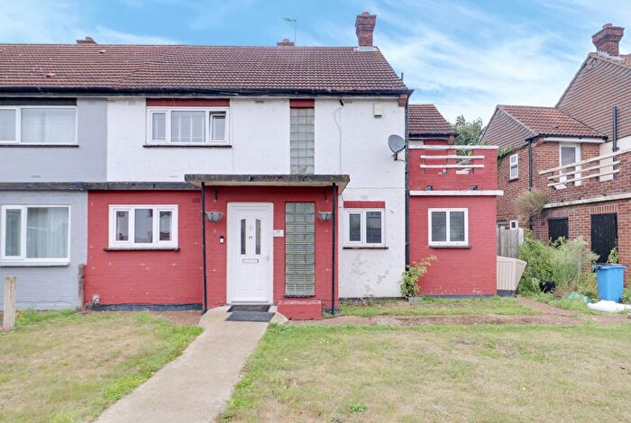 3 Bedroom Semi-detached House For Sale In New Zealand Way, Rainham, RM13