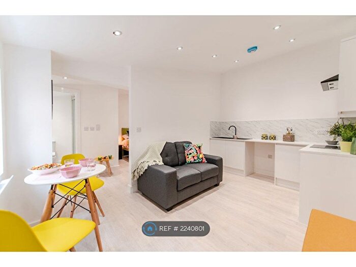 1 Bedroom Flat To Rent In Hunters Lane, Oldham, OL1