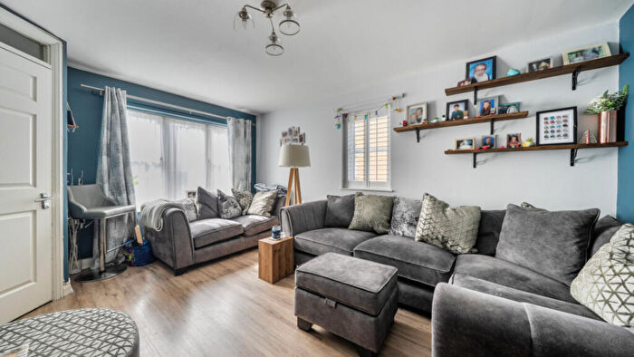 4 Bedroom End Of Terrace House For Sale In Simmons Drive, Dagenham, RM8
