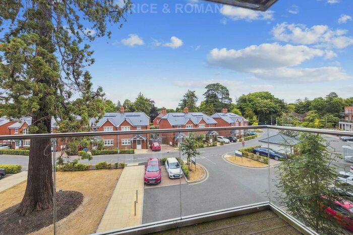 2 Bedroom Flat For Sale In Lynwood Village, Ascot, SL5
