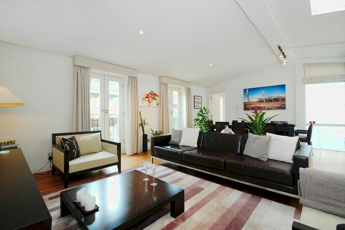 3 Bedroom Mews To Rent In Royal Crescent Mews, London, W11