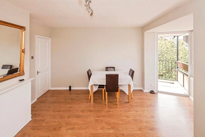 1 Bedroom Flat For Sale In Ridley House, Este Road, London, SW11