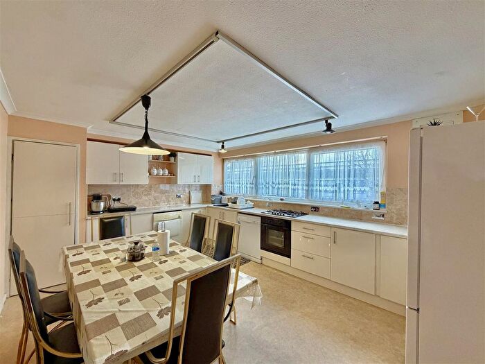 4 Bedroom Town House To Rent In Wheatlands, Heston, TW5