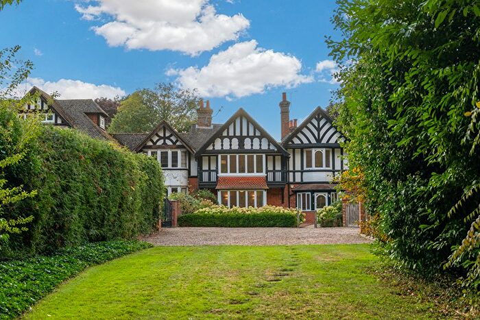 4 Bedroom Semi-Detached House For Sale In Lower Cookham Road Maidenhead, Berkshire, SL6