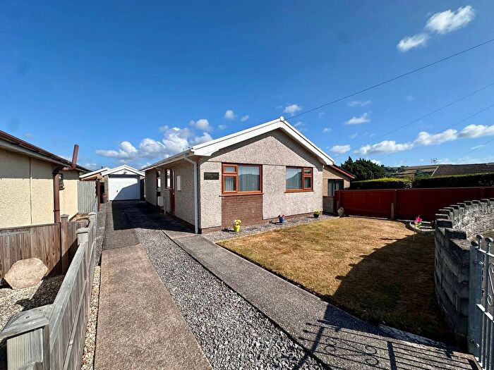 2 Bedroom Bungalow For Sale In Salthouse Close, Crofty, Swansea, SA4