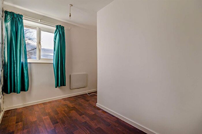 2 Bedroom Flat For Sale In Thornhill Road, Castleford, WF10