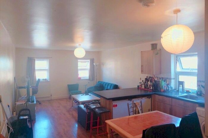 3 Bedroom Flat To Rent In Bethnal Green Road, London, E2