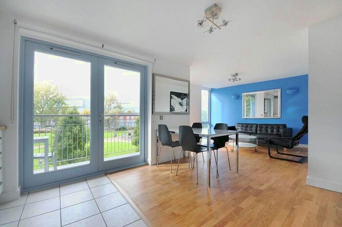 2 Bedroom Flat To Rent In Hunt Close, London, W11