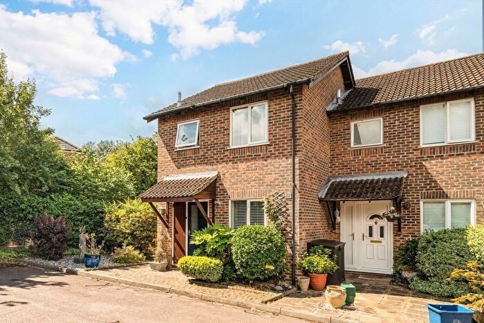 3 Bedroom End Terrace House For Sale In Stevens Close, Hampton, TW12