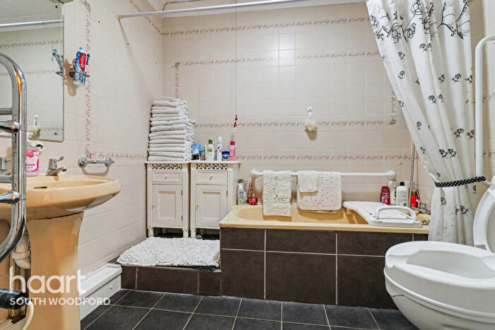1 Bedroom Retirement Property For Sale In High Road, London, E18