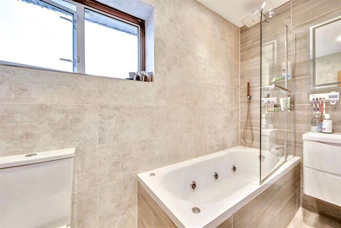 4 Bedroom Detached House For Sale In Craigweil Avenue, Radlett, WD7