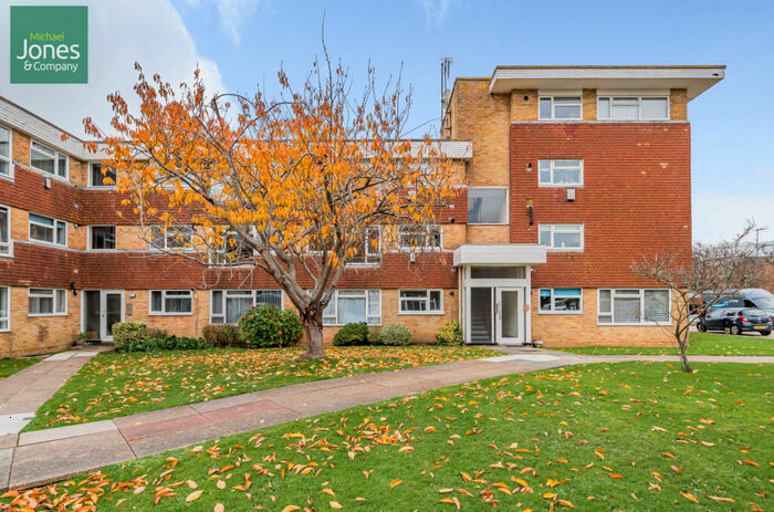 2 Bedroom Flat To Rent In College Gardens, Worthing, West Sussex, BN11