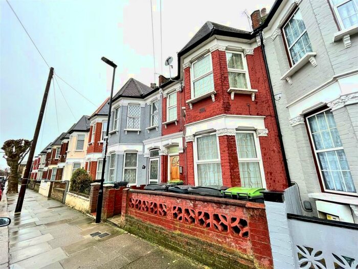 Studio To Rent In Woodside Gardens, Bruce Grove, N17