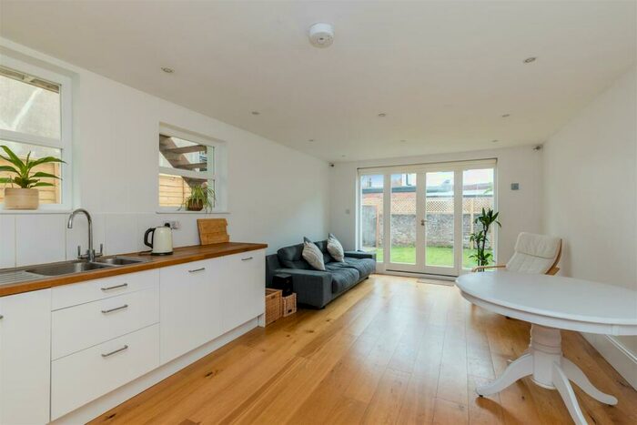 2 Bedroom Flat To Rent In Alexandra Road, Worthing, BN11