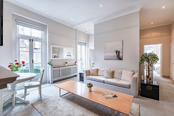 3 Bedroom Maisonette To Rent In Queen's Gate Place Mews, London, SW7